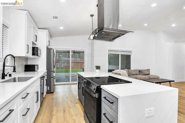 215 Spindrift Ct, Oakley, CA 94561