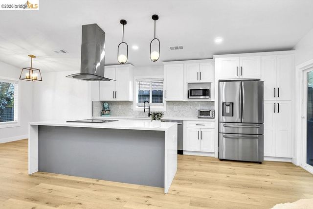 215 Spindrift Ct, Oakley, CA 94561