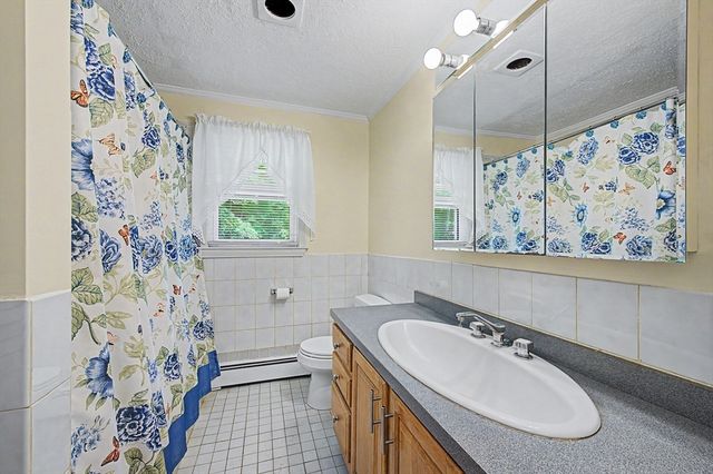 270 Wood St, Hopkinton, MA 01748