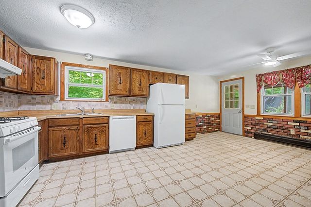 270 Wood St, Hopkinton, MA 01748