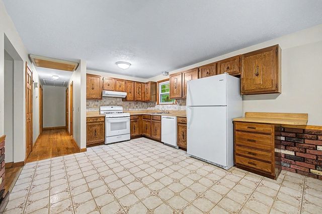 270 Wood St, Hopkinton, MA 01748