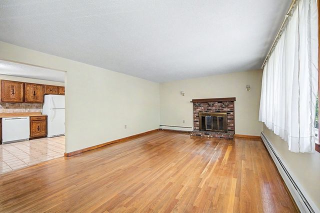 270 Wood St, Hopkinton, MA 01748