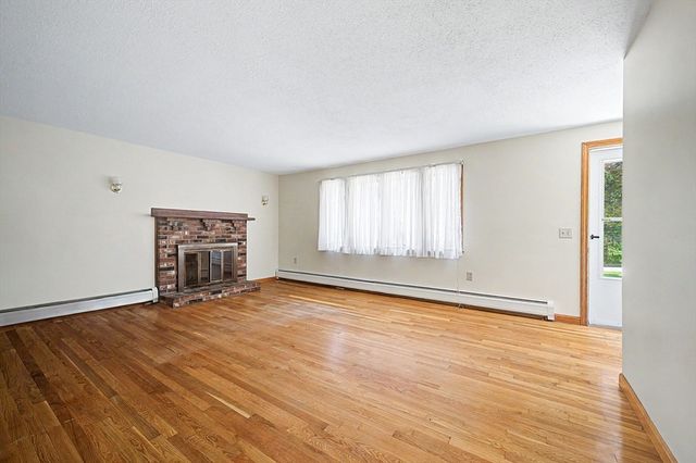 270 Wood St, Hopkinton, MA 01748