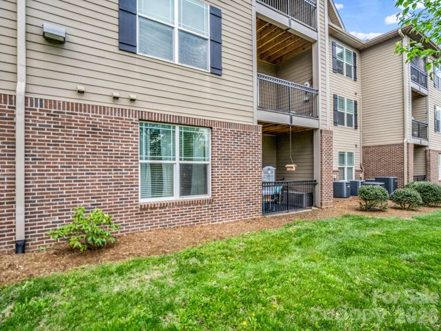 142 Brickton Village Circle 106, Fletcher, NC 28732