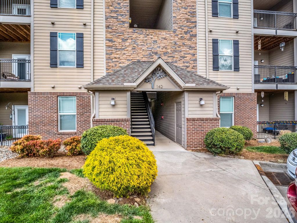 142 Brickton Village Circle 106, Fletcher, NC 28732