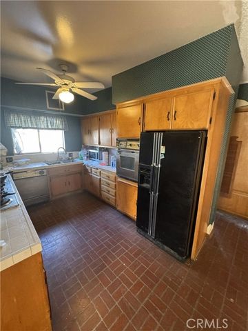 17545 Community Street, Northridge (los Angeles), CA 91325