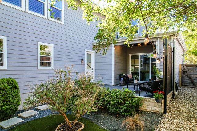 2100 E 10th ST, Austin, TX 78702