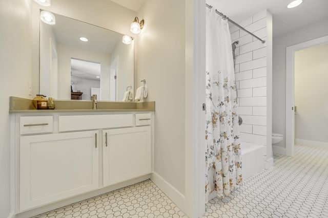 2100 E 10th ST, Austin, TX 78702