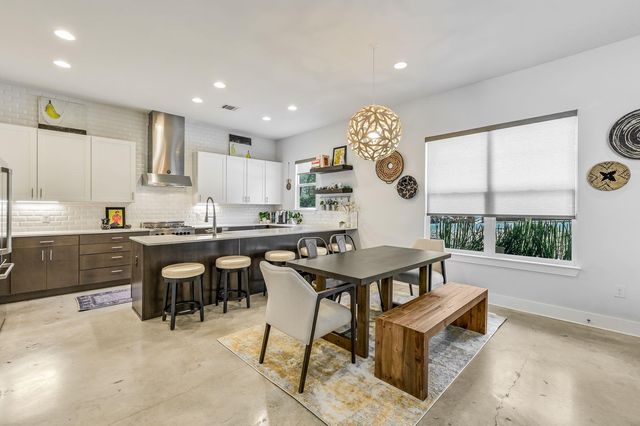 2100 E 10th ST, Austin, TX 78702