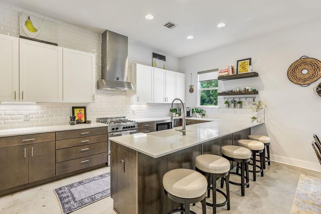 2100 E 10th ST, Austin, TX 78702