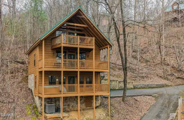 1739 W Sky View Drive, Sevierville, TN 37876