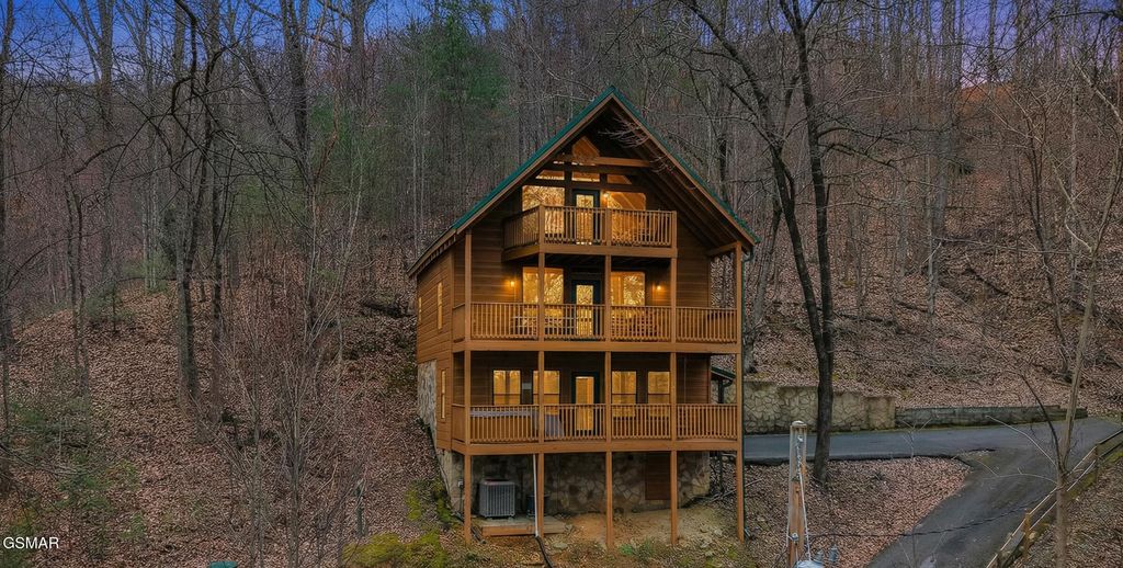 1739 W Sky View Drive, Sevierville, TN 37876