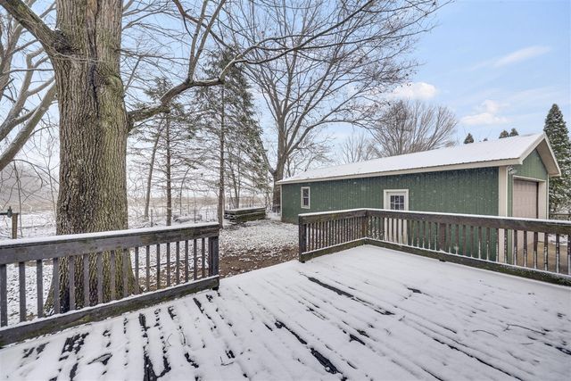 23836 N Shore Drive, Edwardsburg, MI 49112