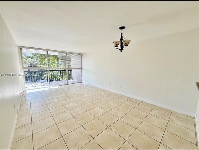 10825 SW 112th Avenue 302, Miami, FL 33176