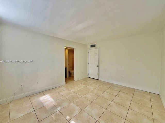 10825 SW 112th Avenue 302, Miami, FL 33176