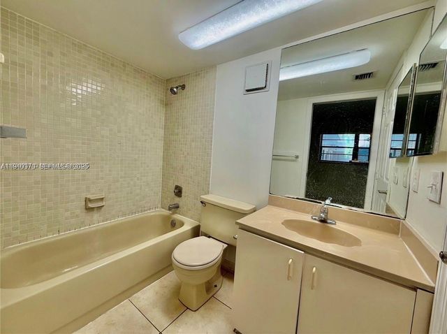 10825 SW 112th Avenue 302, Miami, FL 33176
