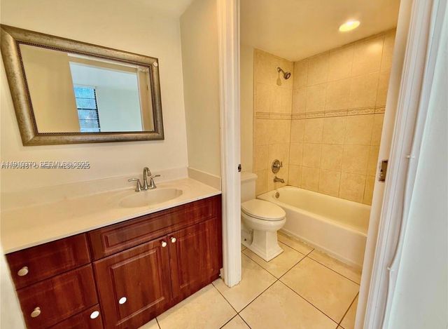 10825 SW 112th Avenue 302, Miami, FL 33176