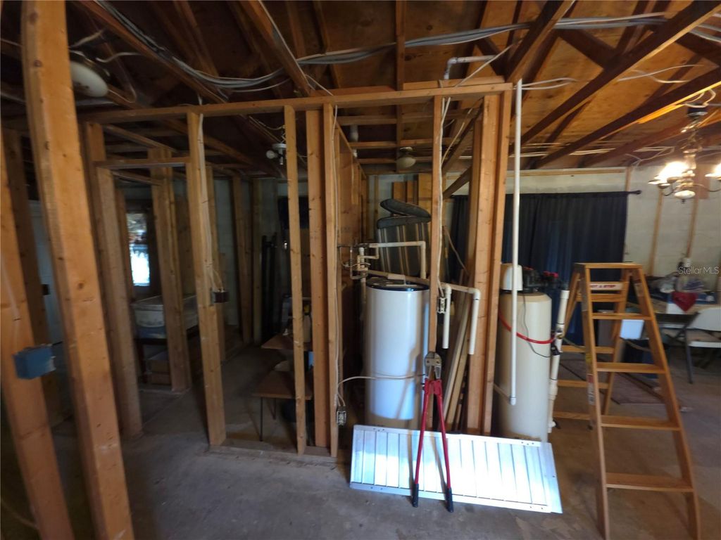 Image 15 of property listing at 2323 STATE ROAD 33, Clermont, FL 34714