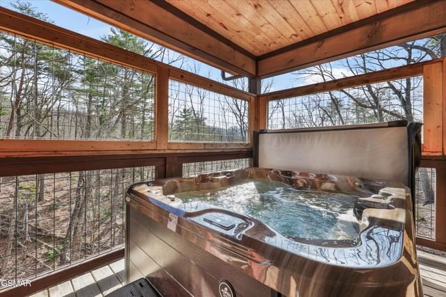 2529 Mountain Holly Way, Sevierville, TN 37862