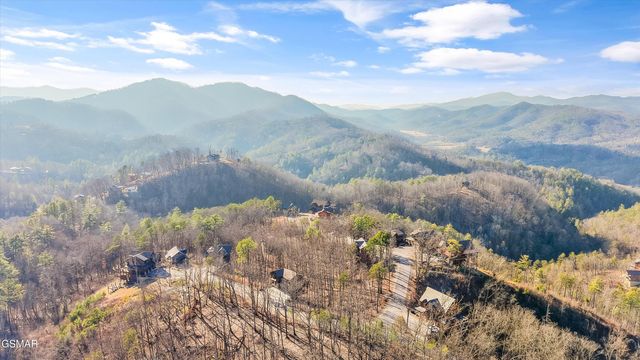 2529 Mountain Holly Way, Sevierville, TN 37862
