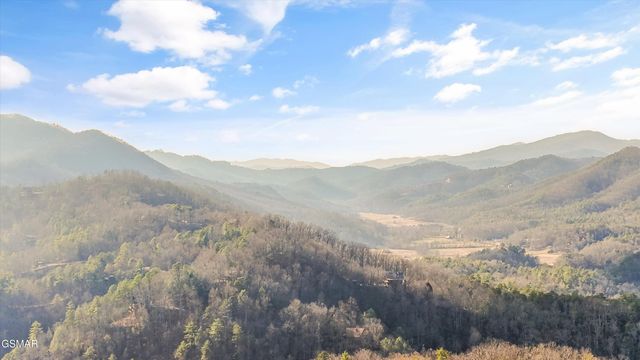 2529 Mountain Holly Way, Sevierville, TN 37862