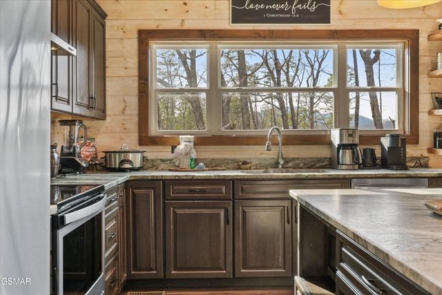 2529 Mountain Holly Way, Sevierville, TN 37862