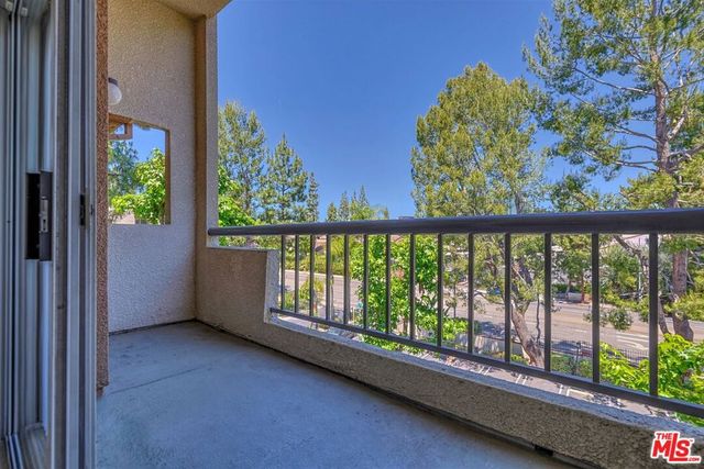 21500 Burbank Boulevard 329, Woodland Hills, CA 91367