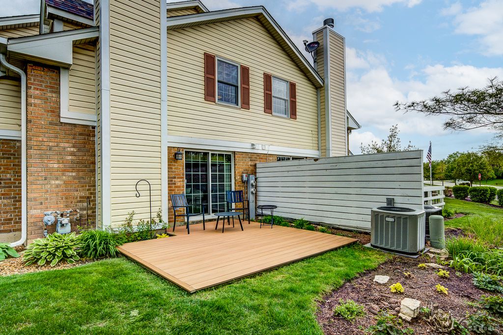 Image 2 of property listing at 9845 Cambridge Court B, Mokena, IL 60448