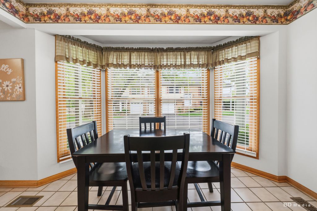 Image 13 of property listing at 9845 Cambridge Court B, Mokena, IL 60448