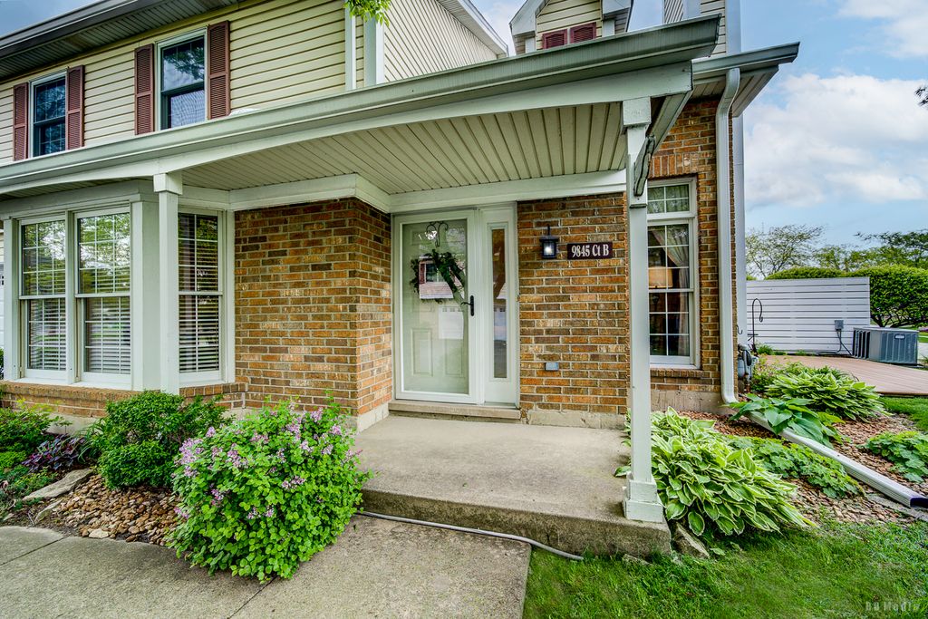 Image 3 of property listing at 9845 Cambridge Court B, Mokena, IL 60448