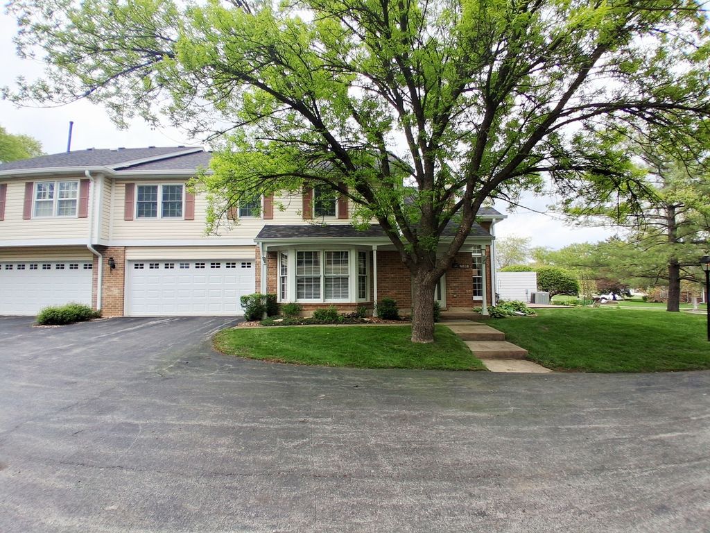 Image 4 of property listing at 9845 Cambridge Court B, Mokena, IL 60448