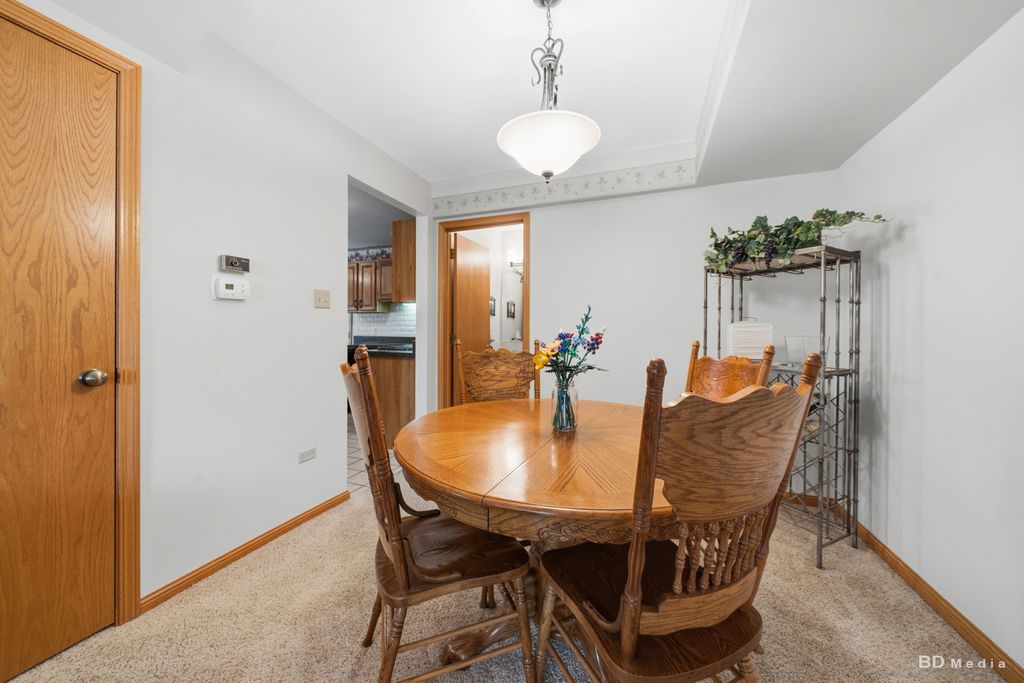Image 8 of property listing at 9845 Cambridge Court B, Mokena, IL 60448