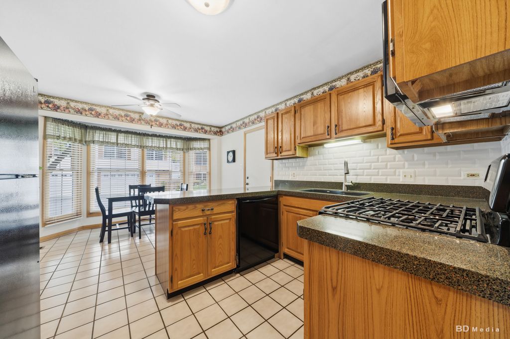 Image 10 of property listing at 9845 Cambridge Court B, Mokena, IL 60448