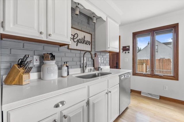 1130 S 101st STREET, West Allis, WI 53214