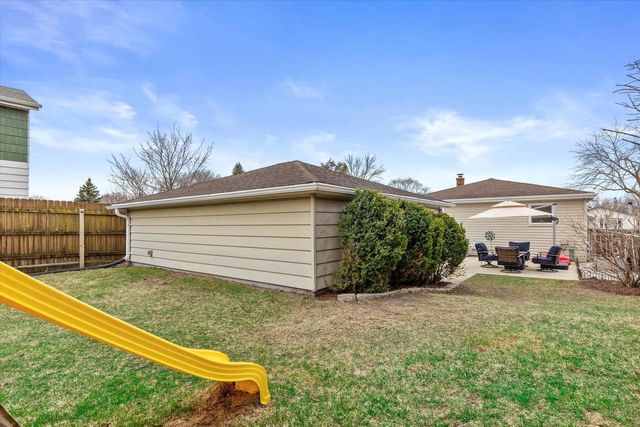 1130 S 101st STREET, West Allis, WI 53214