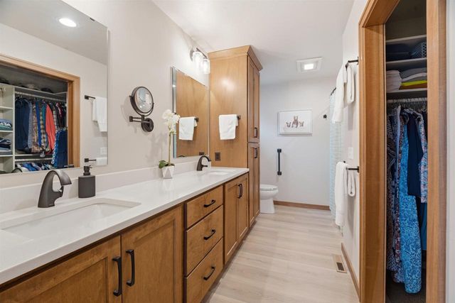 2215 E HONEYGOLD COURT, Appleton, WI 54913