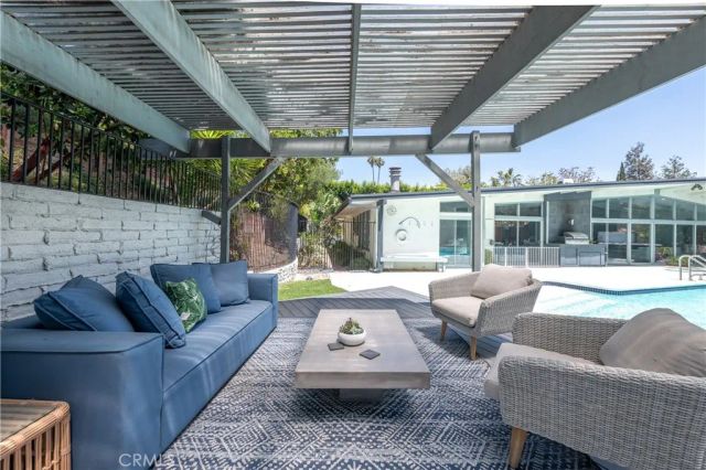 15626 Royal Ridge, Sherman Oaks, CA 91403