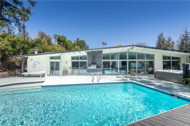 15626 Royal Ridge, Sherman Oaks, CA 91403