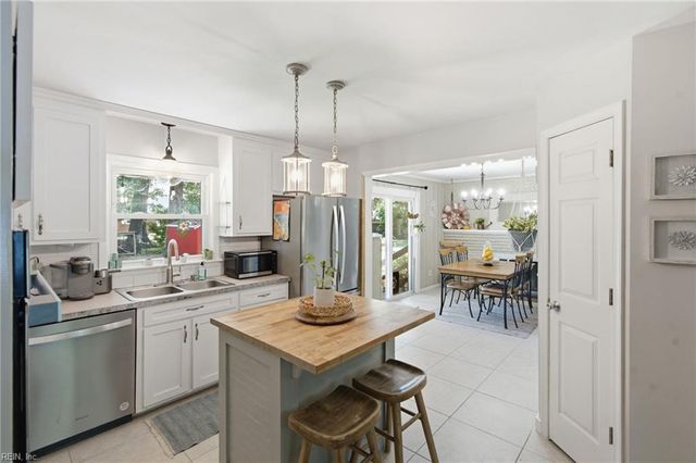 7 Indian Springs DR, Newport News, VA 23606