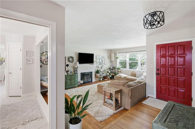 7 Indian Springs DR, Newport News, VA 23606