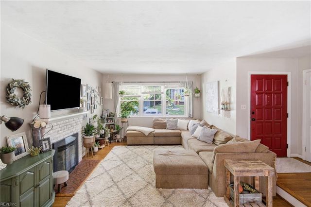 7 Indian Springs DR, Newport News, VA 23606