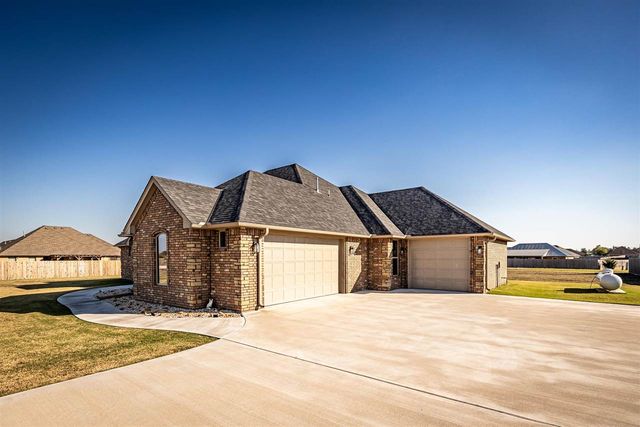 341 Mountain Ridge Pl, Lawton, OK 73507