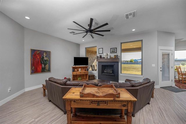 341 Mountain Ridge Pl, Lawton, OK 73507