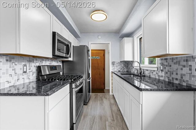 8435 Nightingale Street, Dearborn Heights, MI 48127