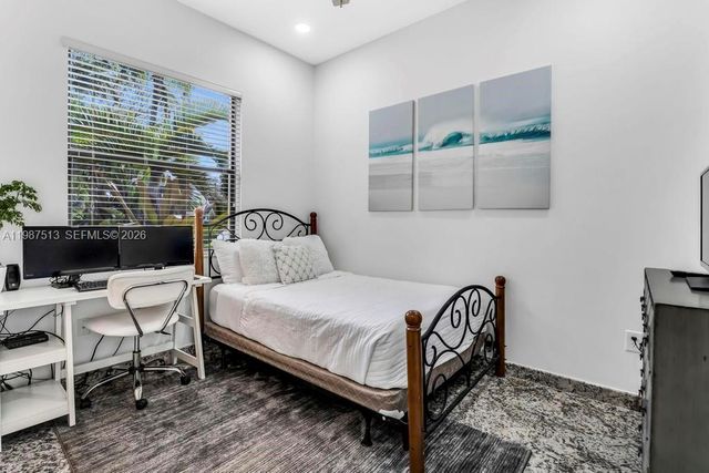 15127 SW 40th St, Davie, FL 33331