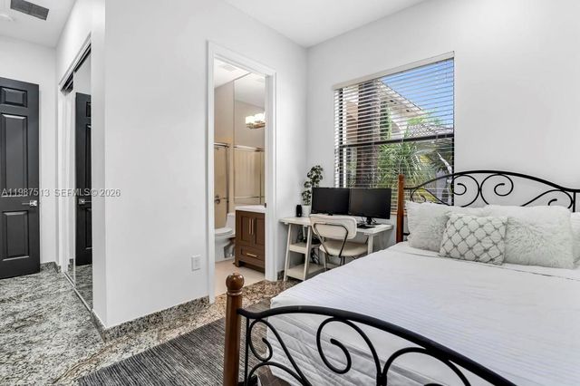 15127 SW 40th St, Davie, FL 33331