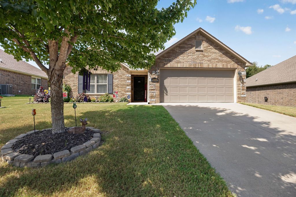 2550 Iron Avenue, Farmington, AR 72730