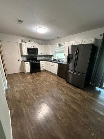 102 4th St, New Llano, LA 71446