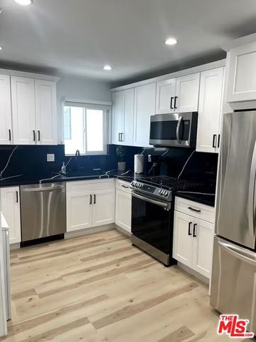 8704 Dorrington Avenue D, West Hollywood, CA 90048