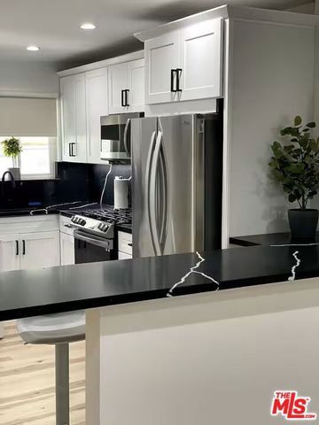 8704 Dorrington Avenue D, West Hollywood, CA 90048